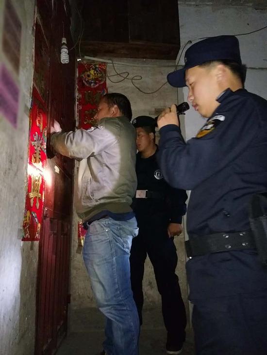 兴义粗心妈妈误将幼女锁家中 