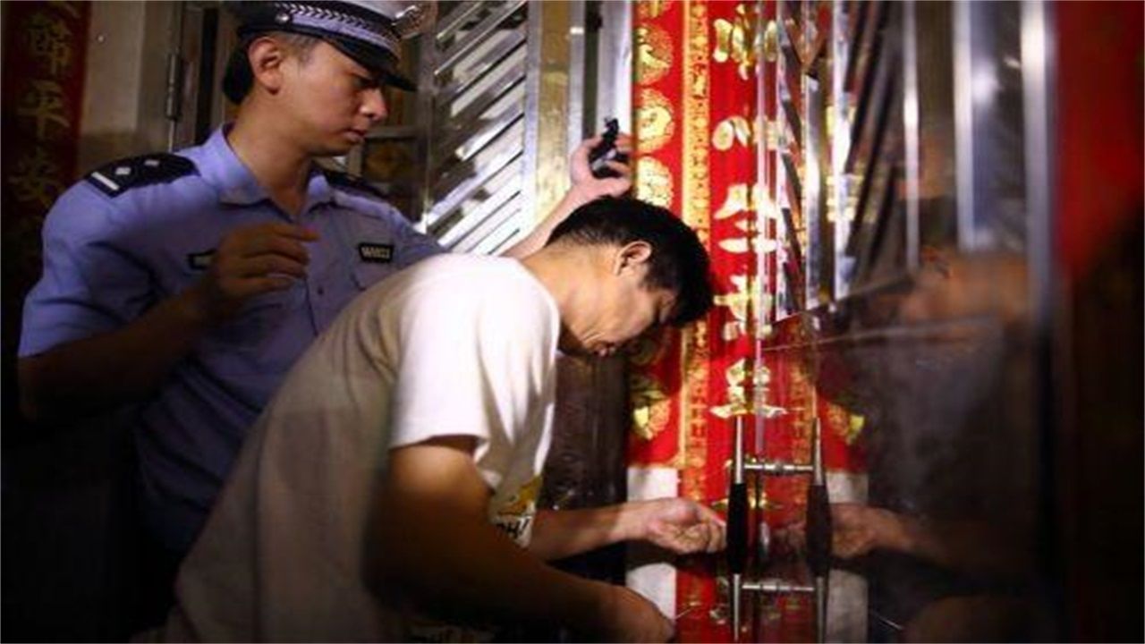 兴义请开锁师傅开了锁后，师傅